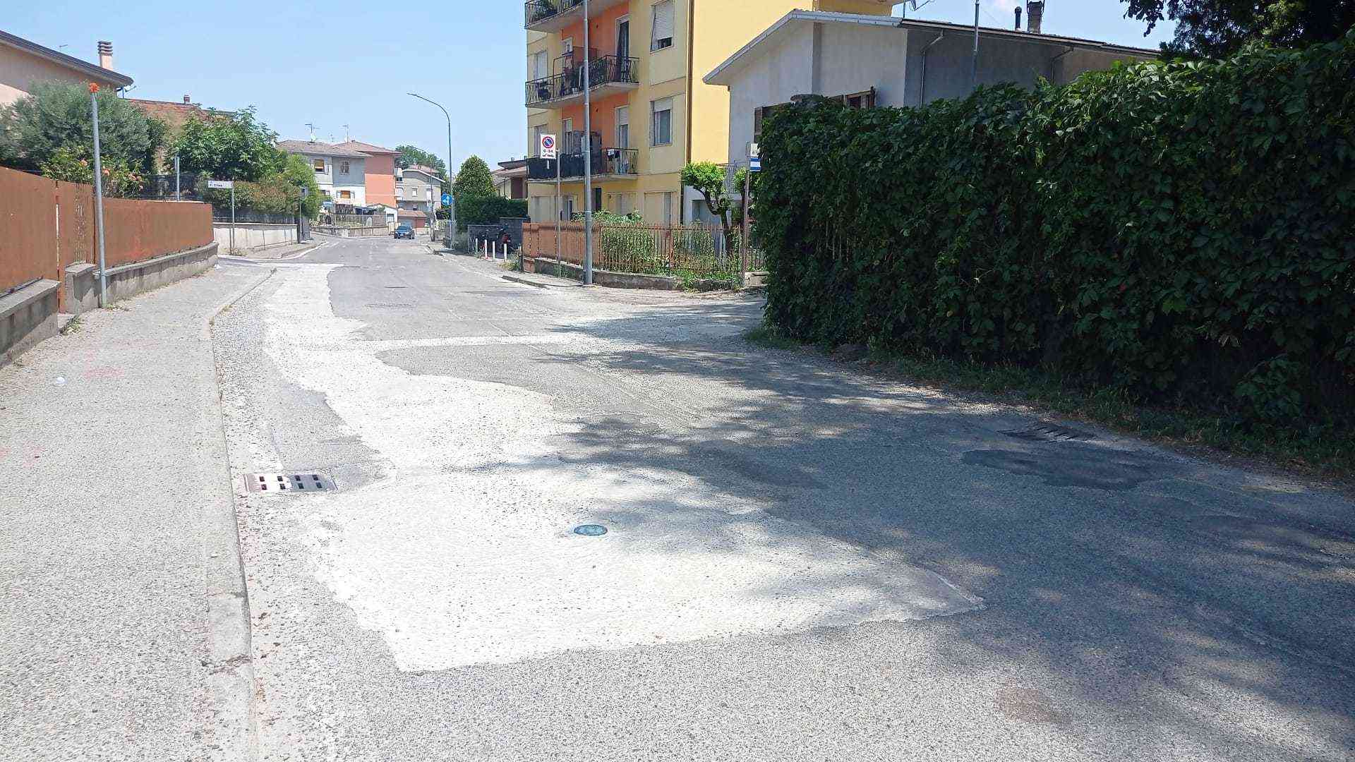 Basta crateri e proteste in via Malvicino, nuovo asfalto a Castel San Giovanni