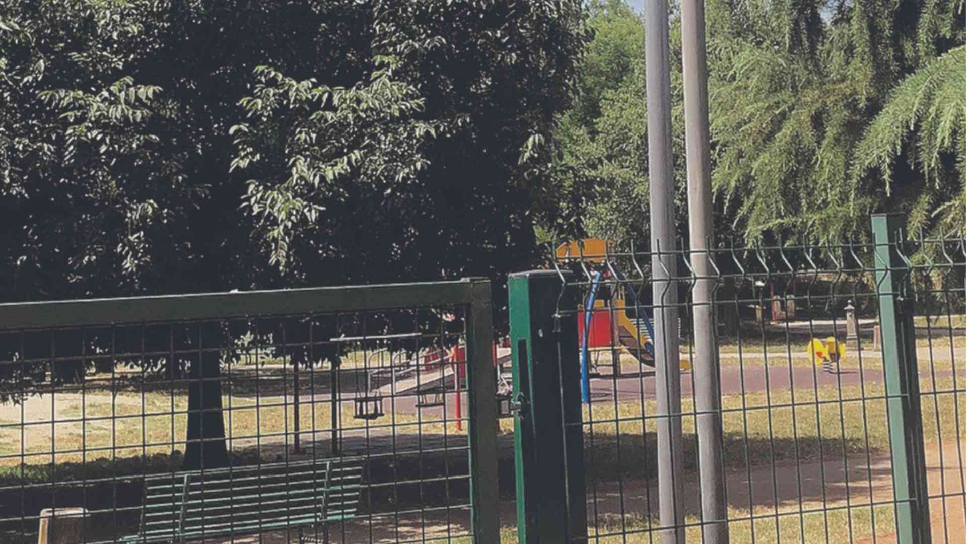 «Il calcio è vietato qui al parco». Alta tensione con gli irriducibili