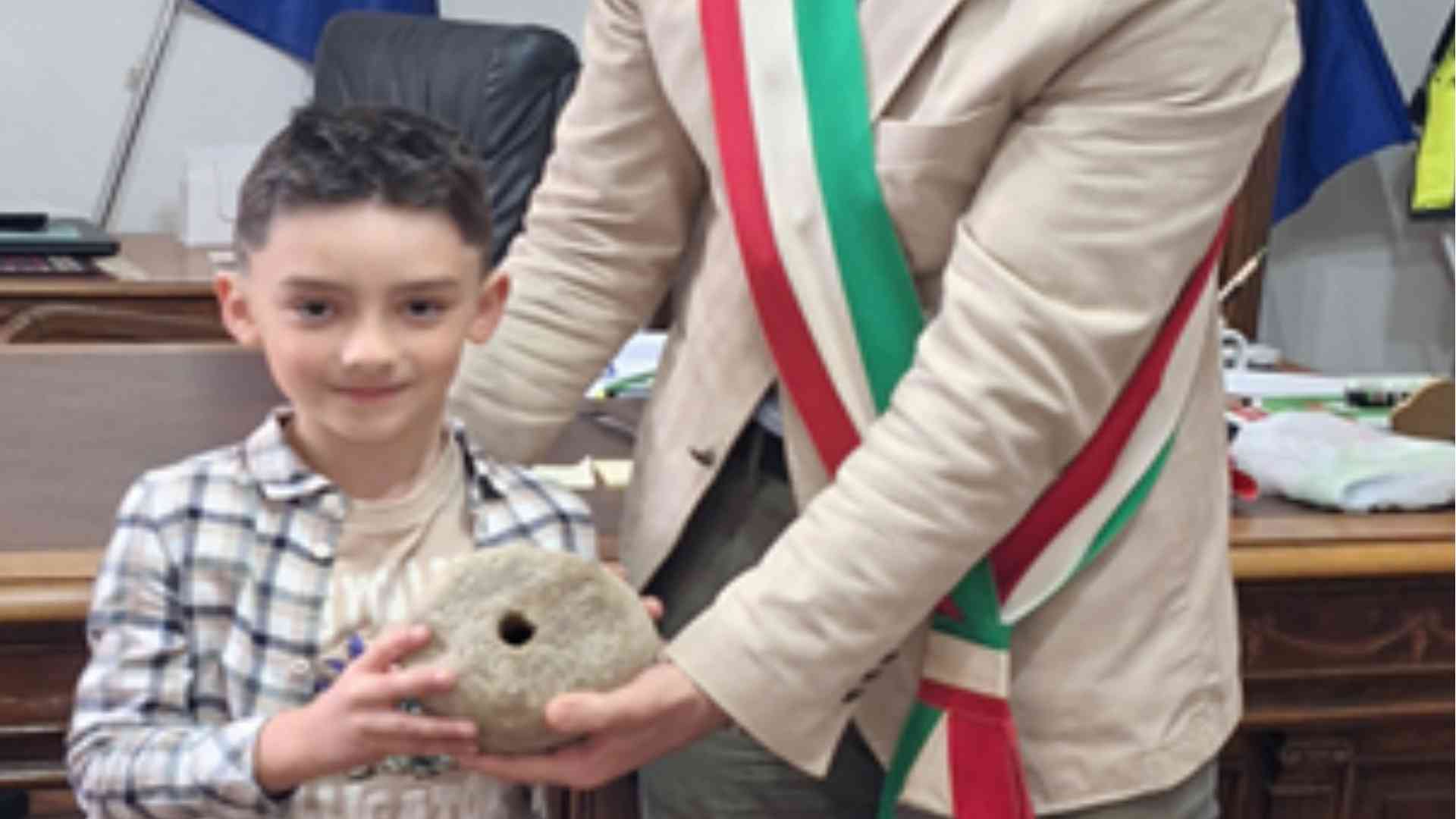 Tira un sasso in acqua per gioco, trova un reperto di 10mila anni