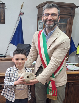 Nicolò che consegna il peso al sindaco di Carpaneto Andrea Arfani