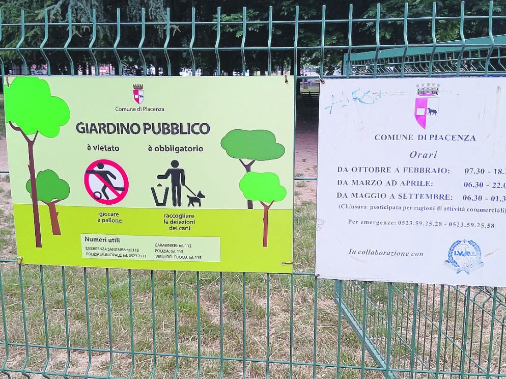 I cartelli affissi dal Comune all’ingresso dell’area verde di via Arata