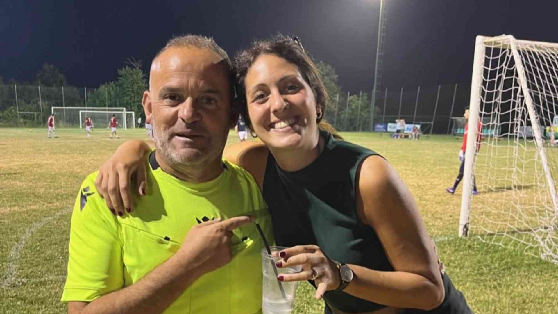 L'arbitro del torneo Sandro Lecca con una tifosa - © Libertà