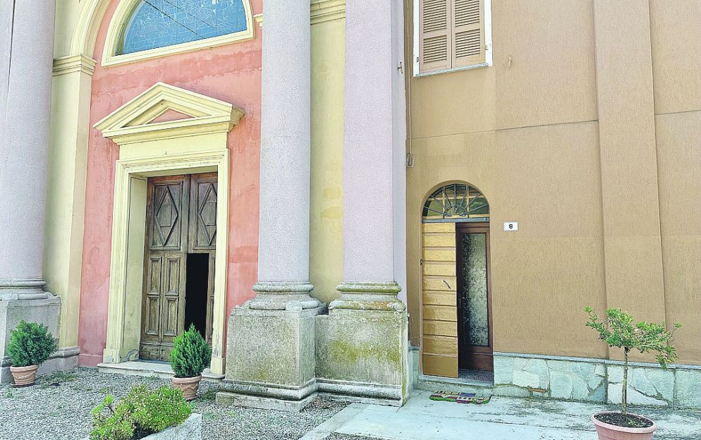 L'ingresso del laboratorio accanto alla chiesa di San Rocco
