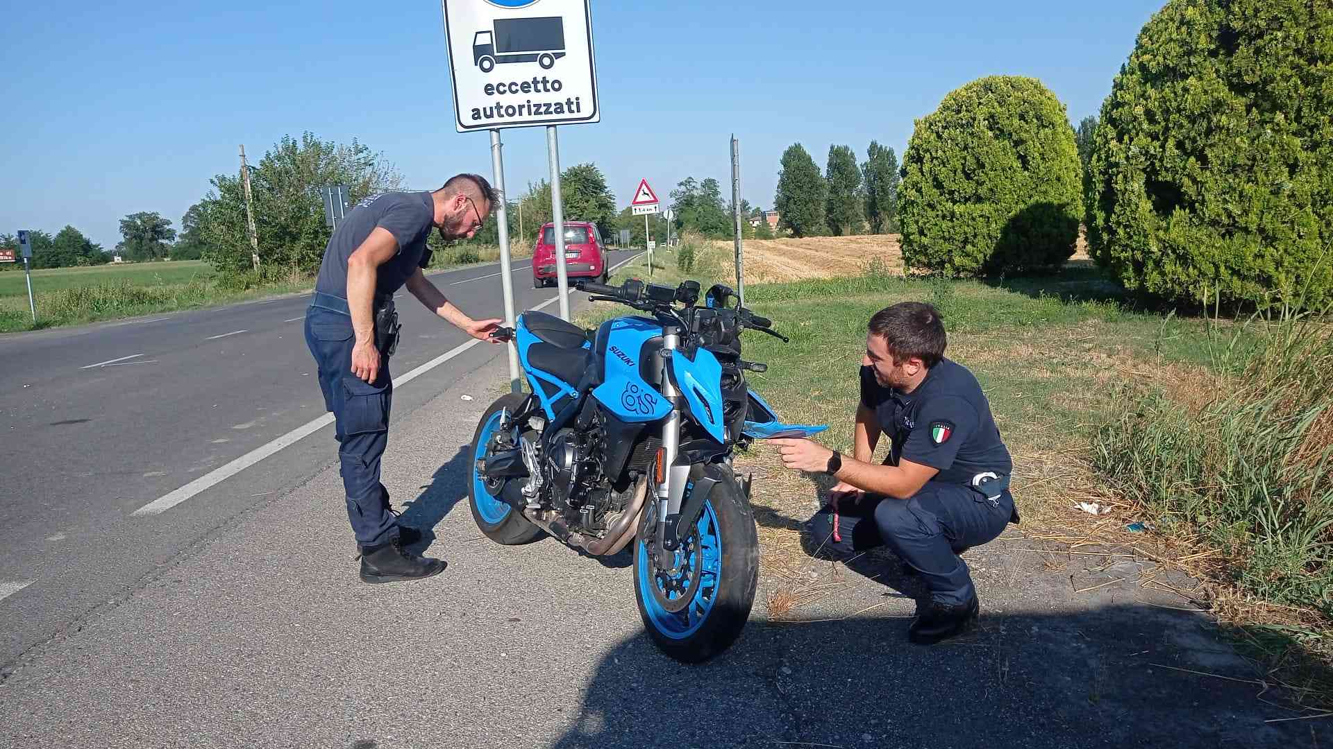 Scontro auto-moto sulla statale 10, ferito il centauro
