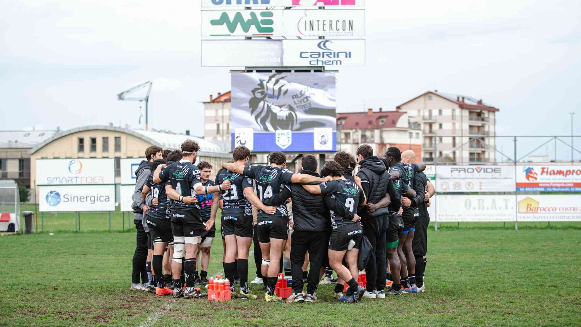 Rivoluzione Lyons, salutano in sedici