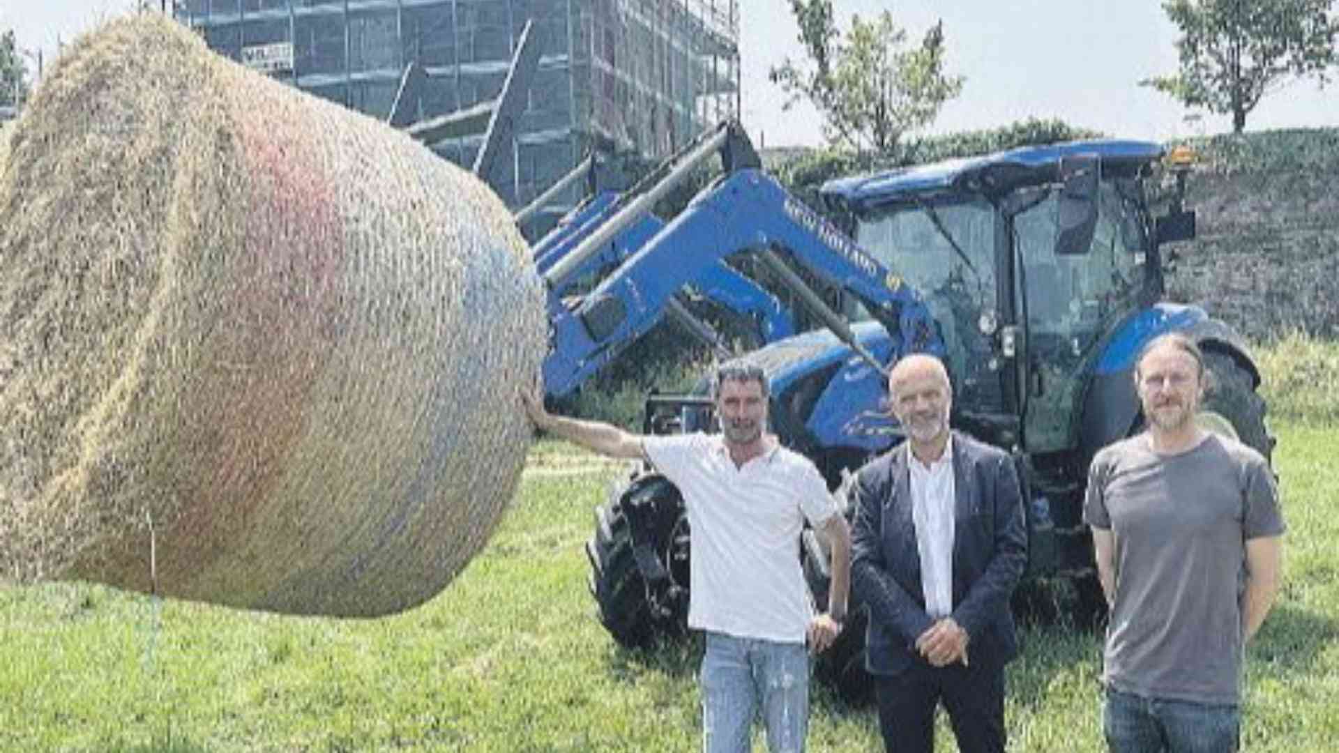 Sfalcio sotto le mura, i balloni regalati al Raineri Marcora
