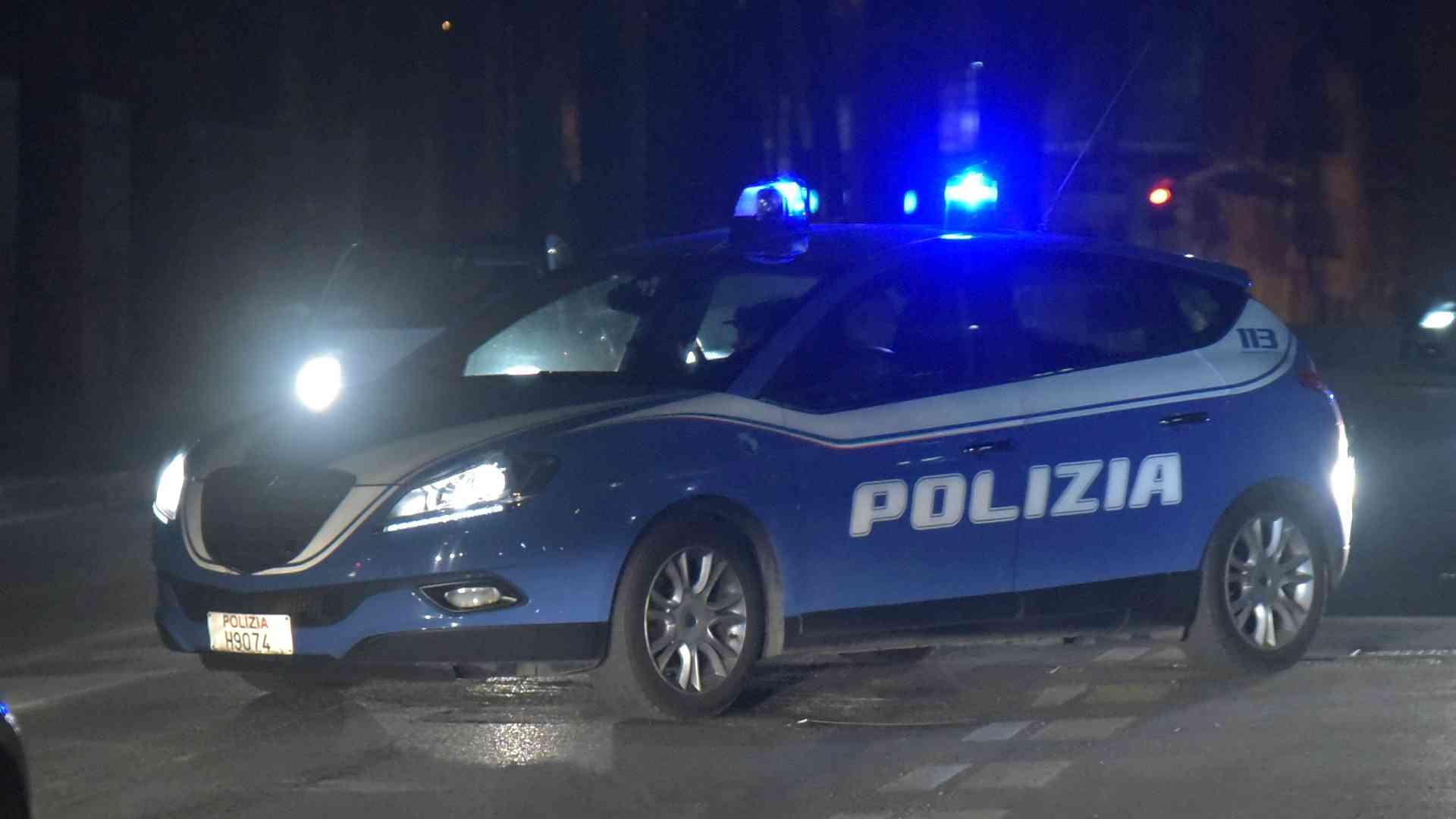 Urla e botte in via Campesio, residenti chiamano la polizia