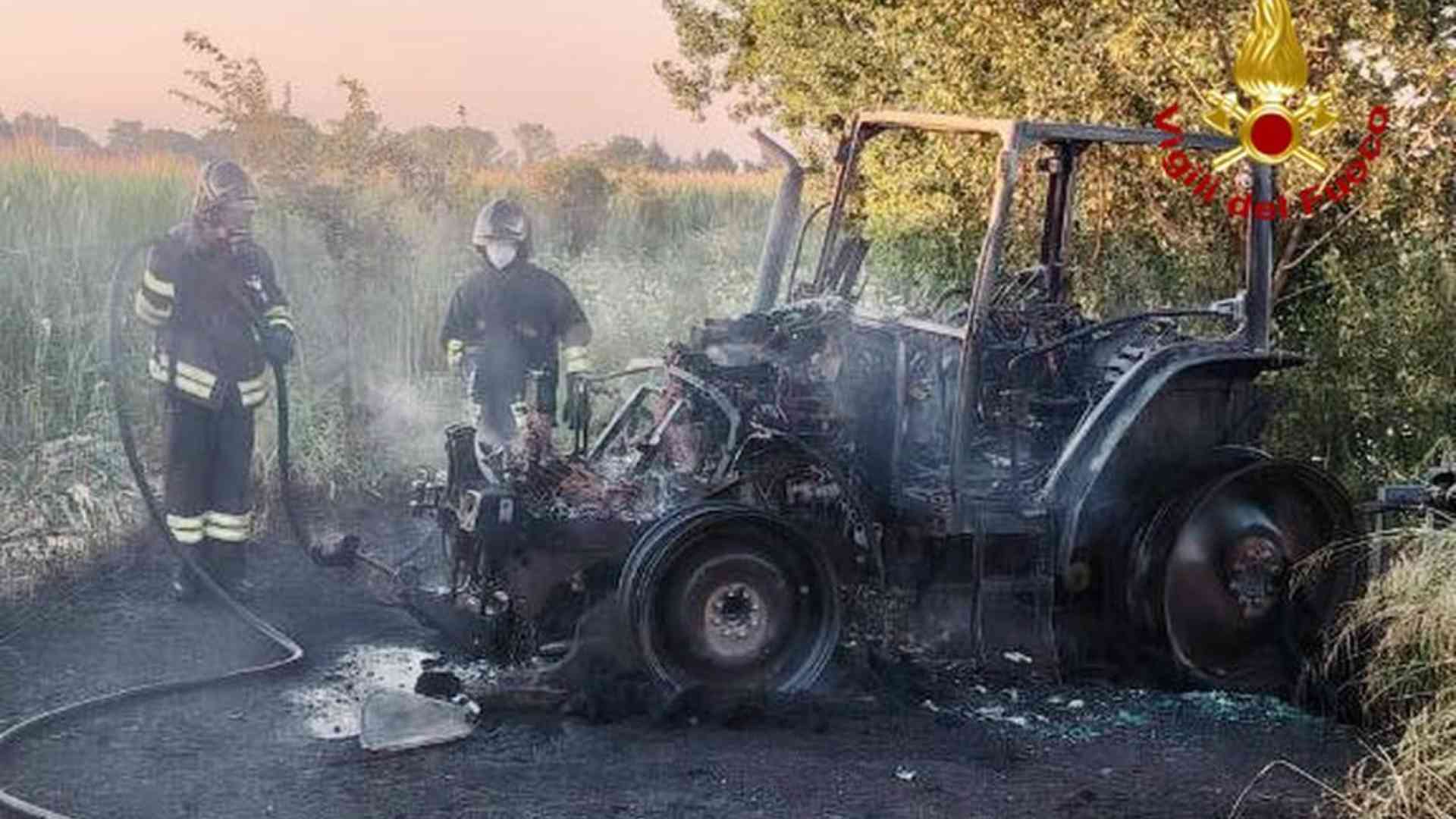 Trattore a fuoco nei campi coltivati vicino a Quarto