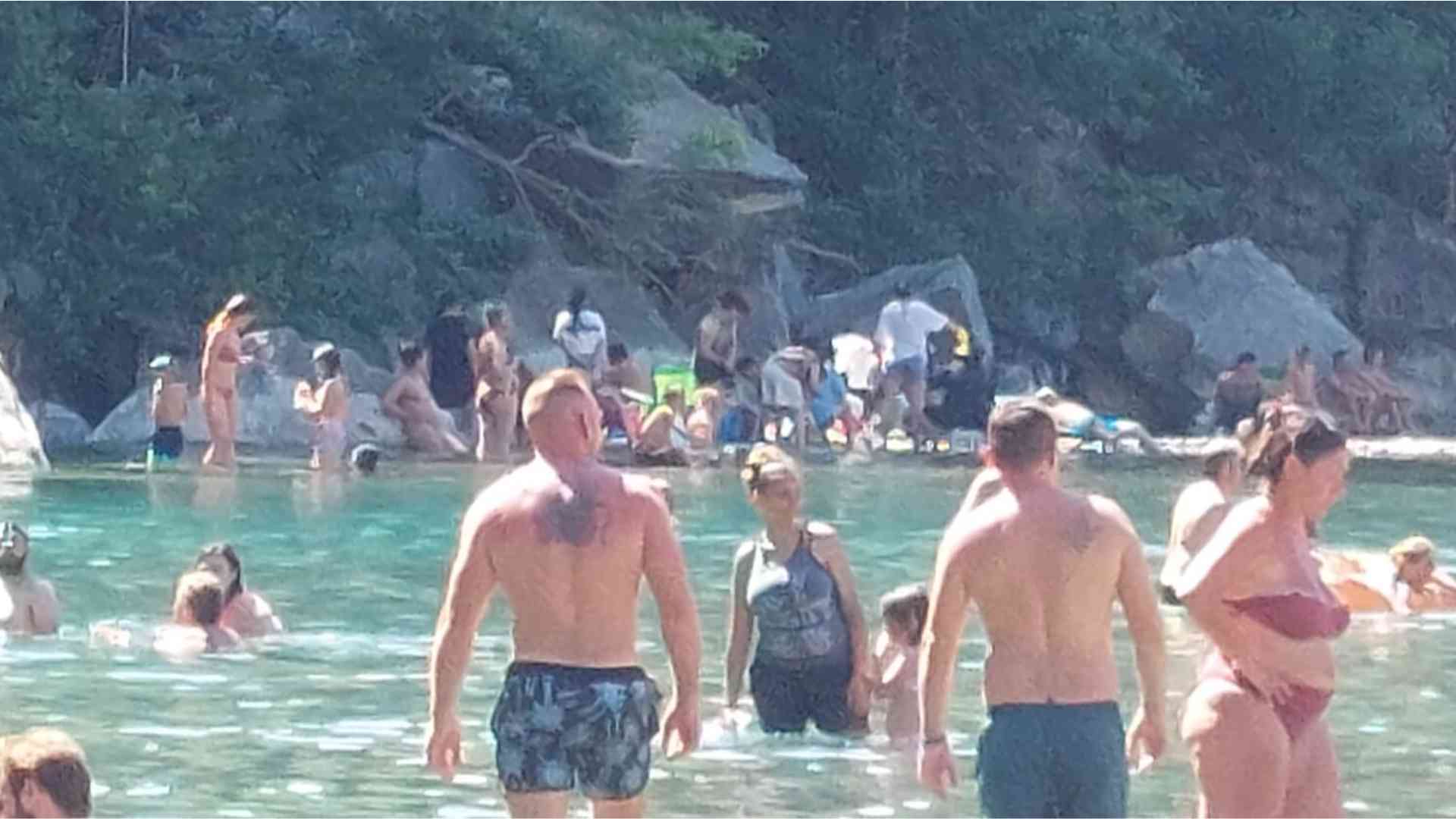 Bagnanti sulla spiaggia della Berlina di Bobbio
