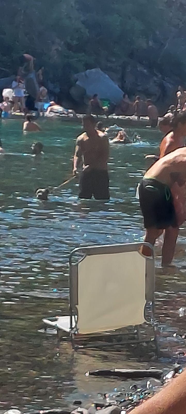 Bagnanti sulla spiaggia della Berlina di Bobbio