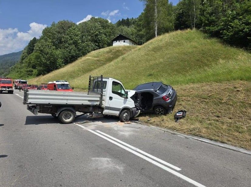 Il furgone e l'auto dopo l'impatto © Vigili del fuoco