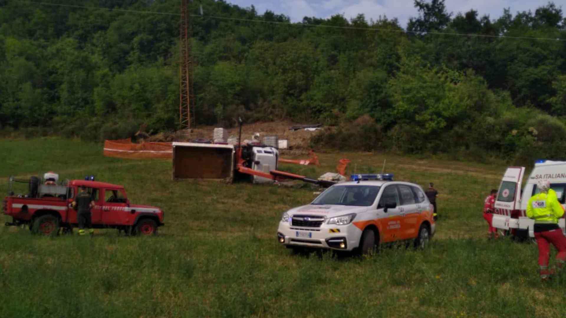 Il camion ribaltato e i soccorsi