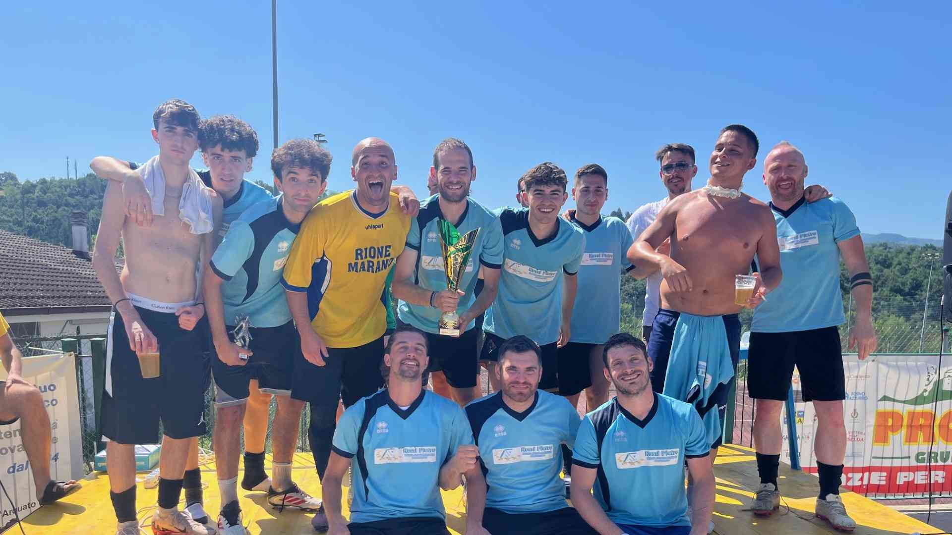 La formazione Autoservizi Rossi Pietro con il trofeo vinto al termine della quinta edizione del Torneo notturno- © Libertà