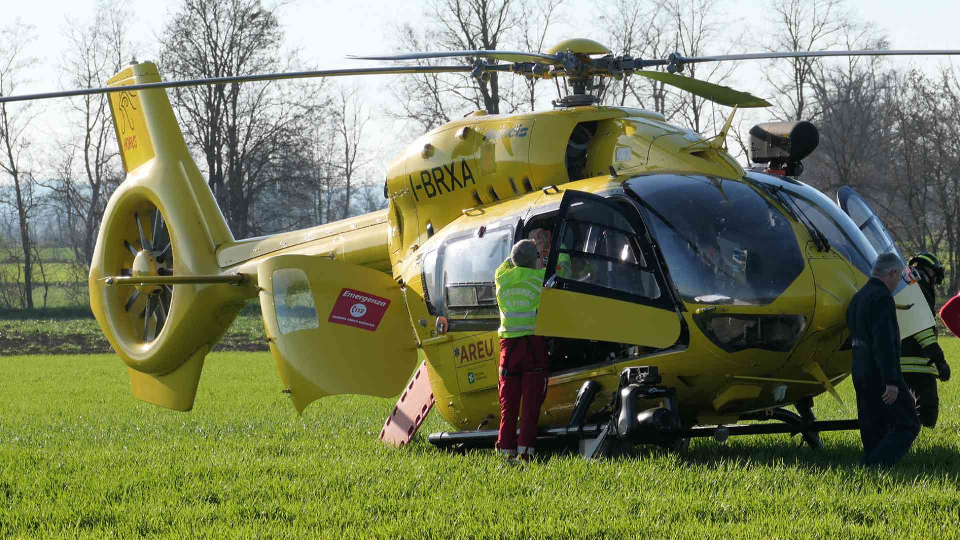 Incastrata e gravemente ferita nell'auto finita in un canale a San Protaso