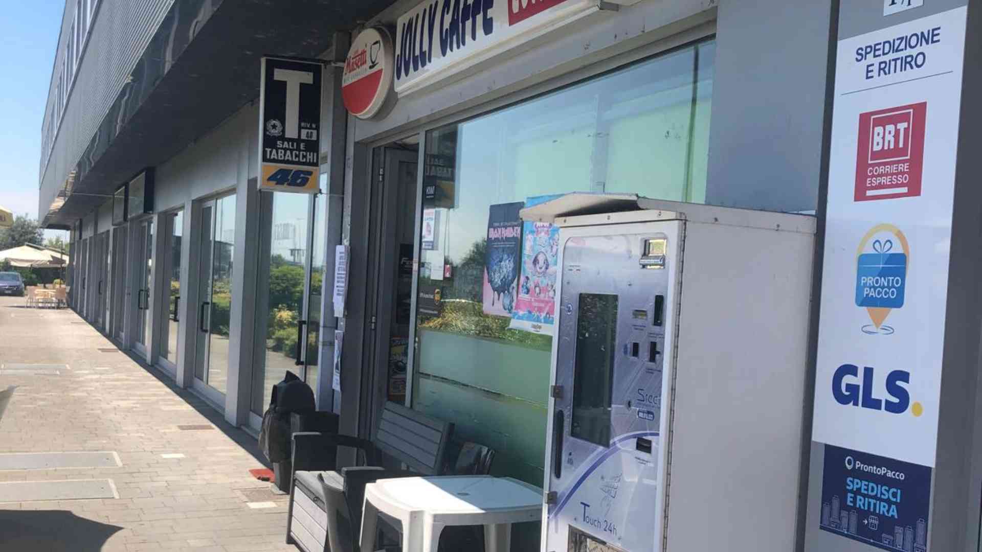 Bar razziato due volte in un mese: fuga con sigarette e gratta e vinci