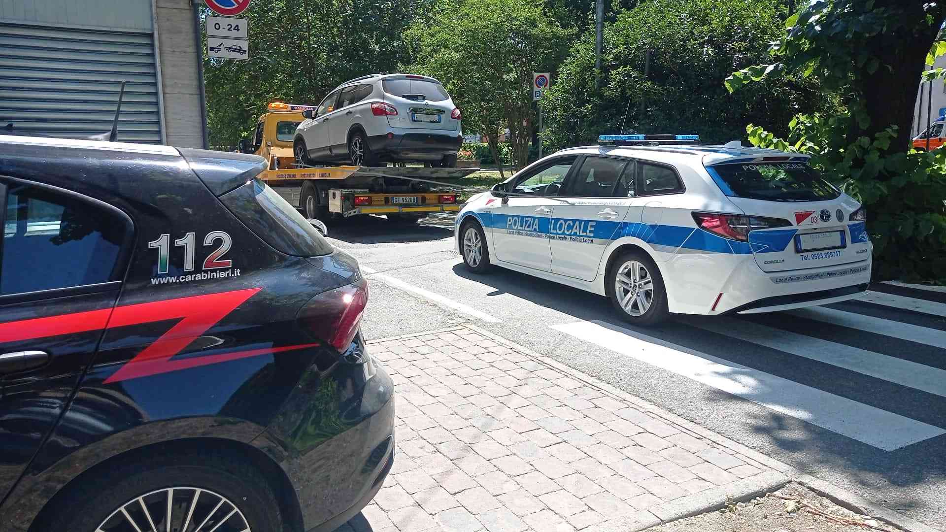 L'auto condotta da cinquantenne viene portata via con il carro attrezzi dopo lo scontro con l'auto dei carabinieri e i rilievi compiuti dalla polizia locale