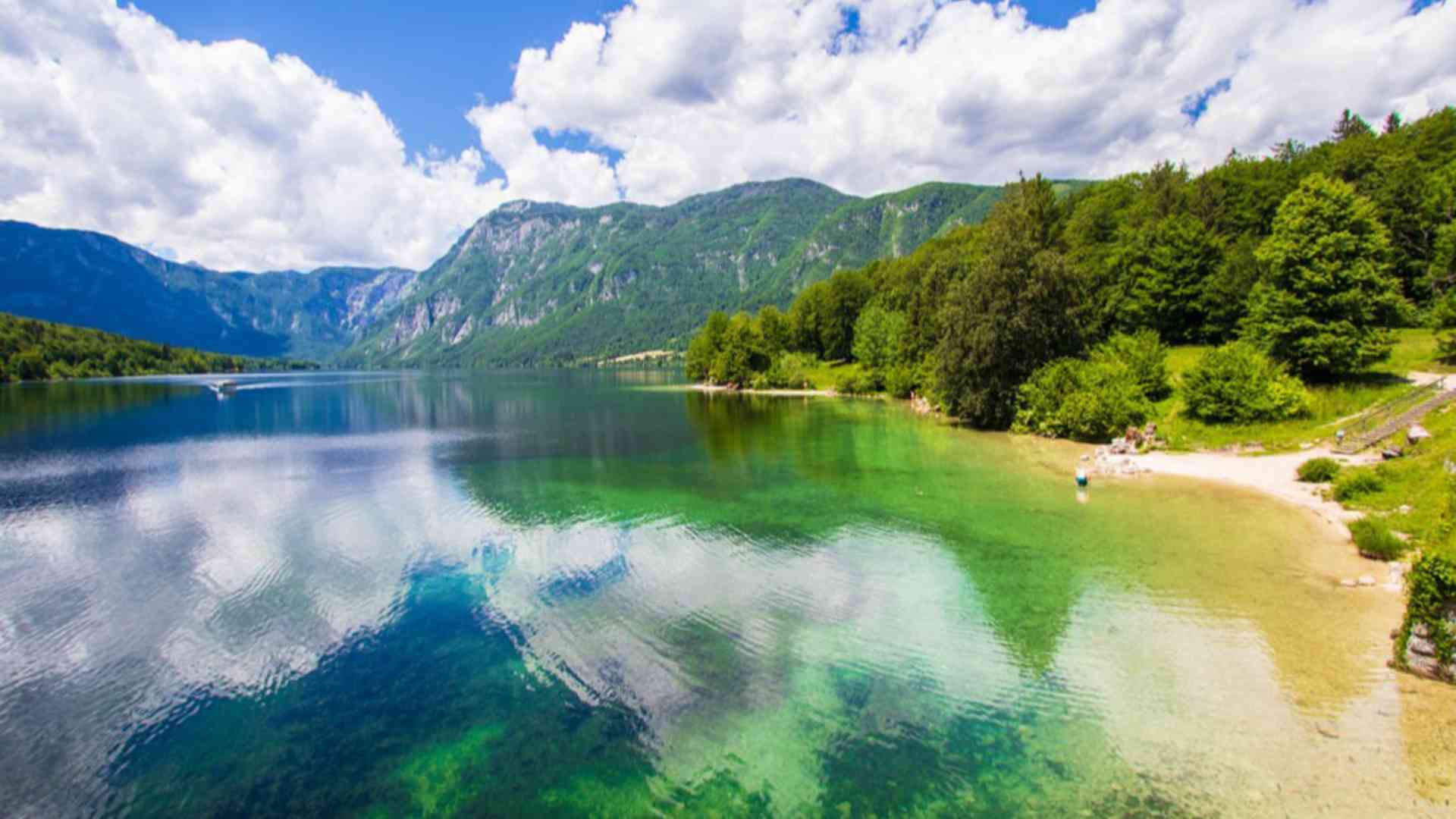 Il lago di Bohinj, in Slovenia
