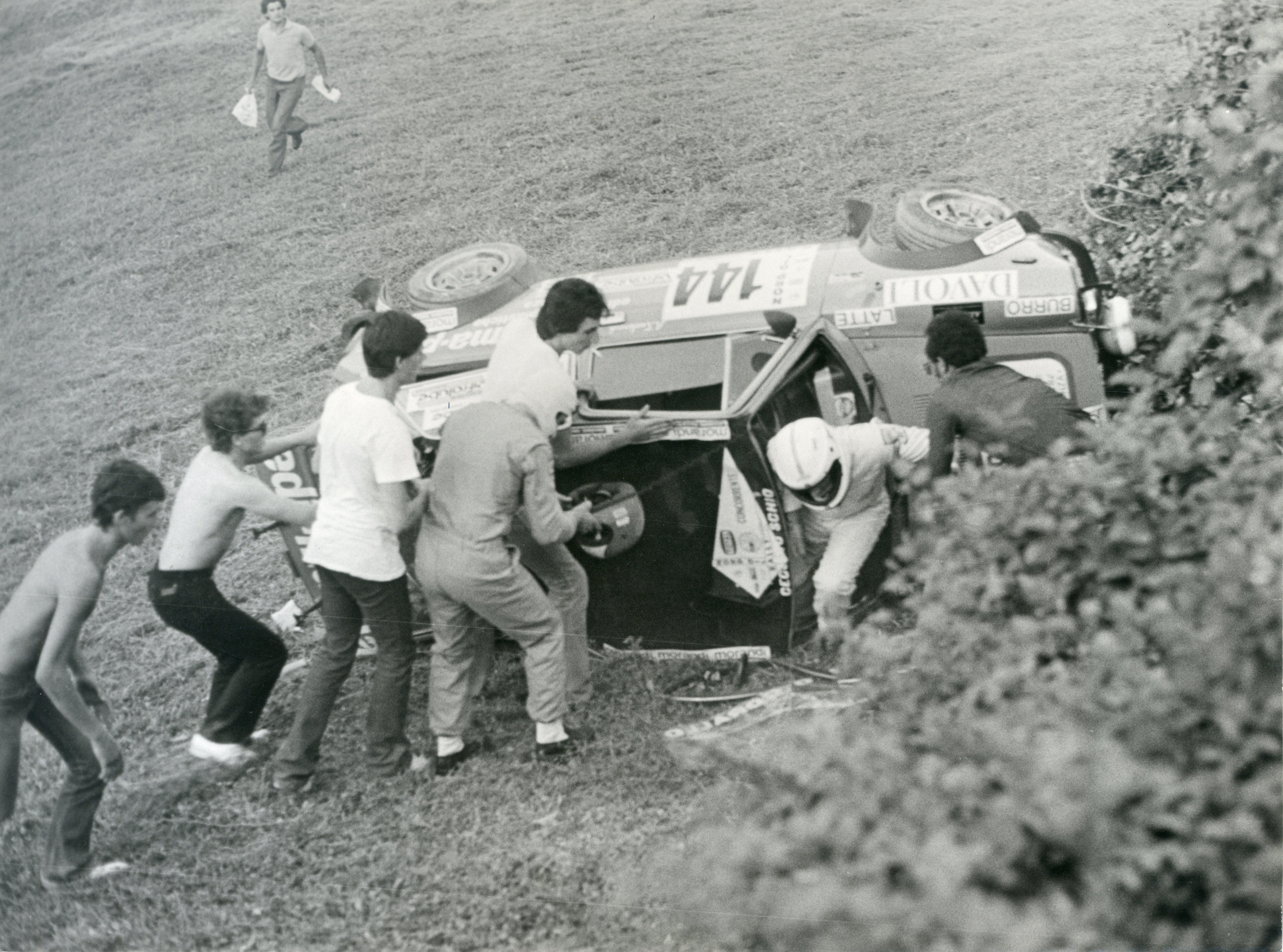 1977-07-25-Rally gare delle valli piacentine incidende al Passo del Cerro di Tacchinardi e Ferrari
