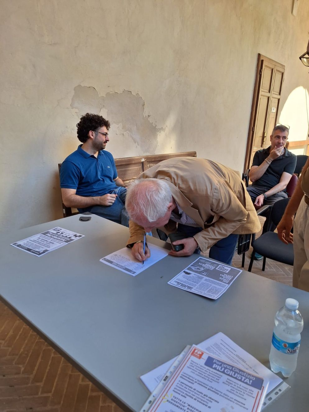 Un momento della raccolta di firme in Tribunale