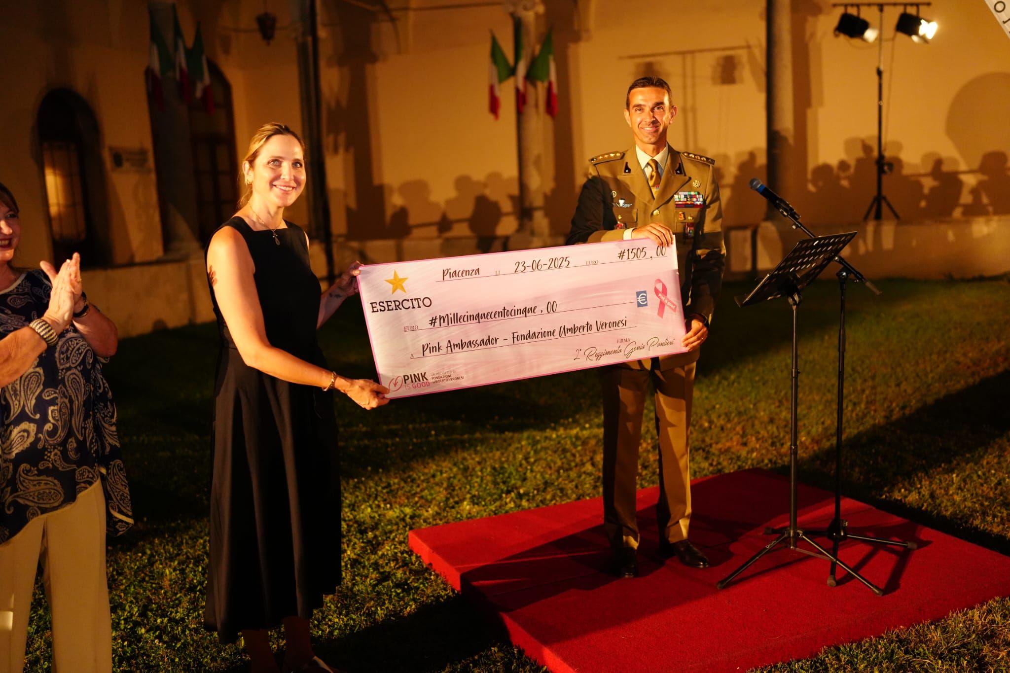 La consegna dell'assegno alla Fondazione Veronesi