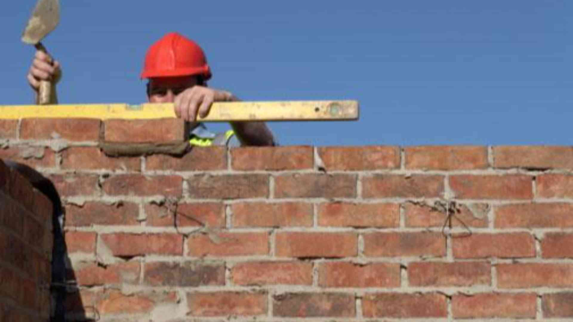 «A caccia di docenti muratori» La scuola edile cerca insegnanti