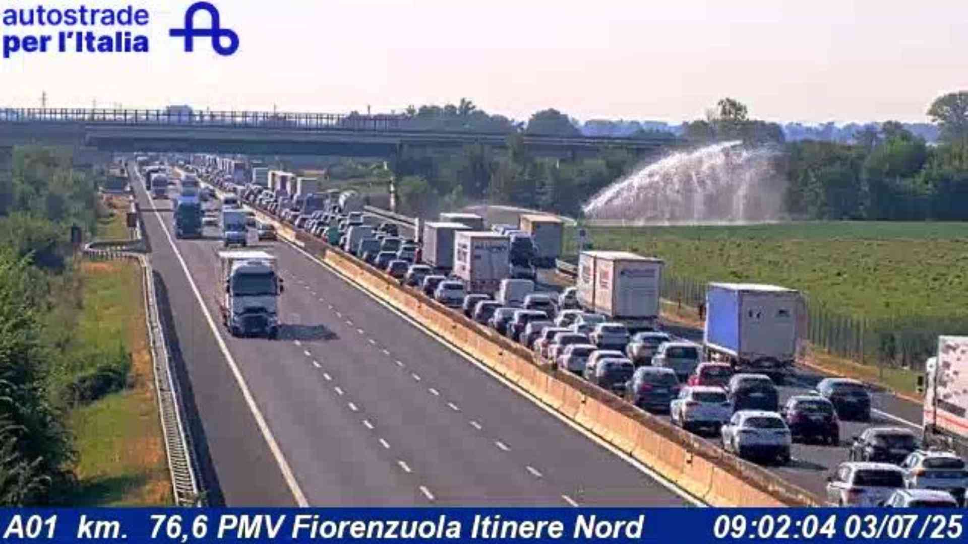 Tamponamento tra 5 auto in A1, lunghe code verso sud