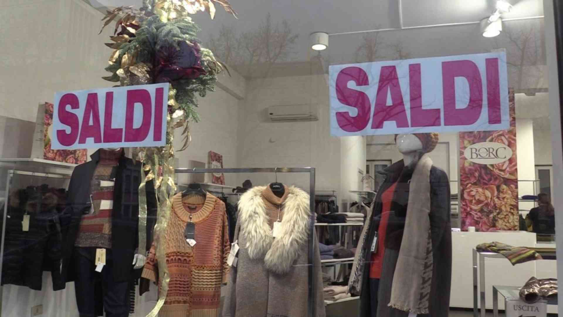 Saldi al via, i commercianti: «Troppo lunghi e anticipati»