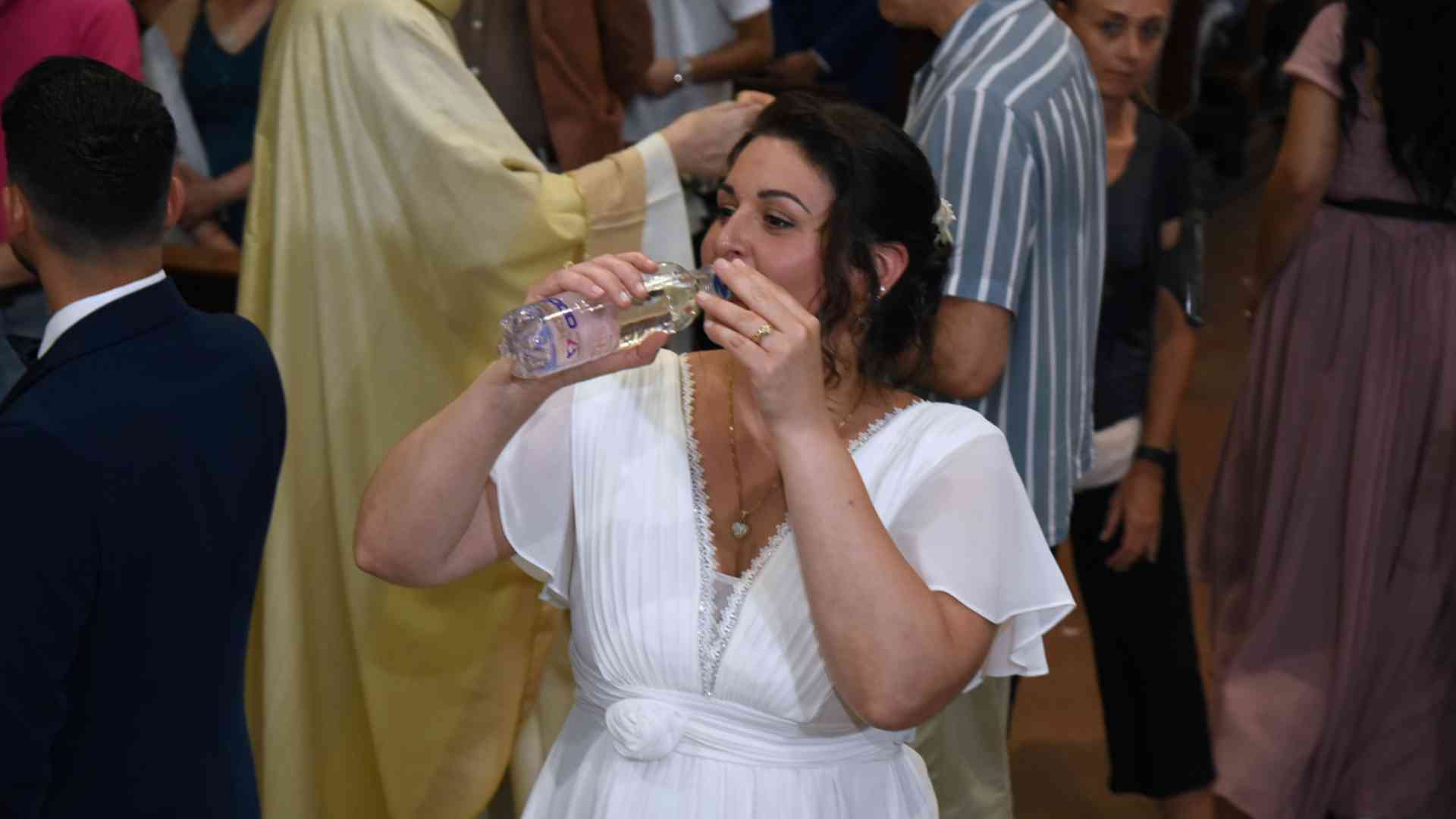 In Sant'Antonino il "cooling break" delle nozze: la sposa si disseta prima del "sì"