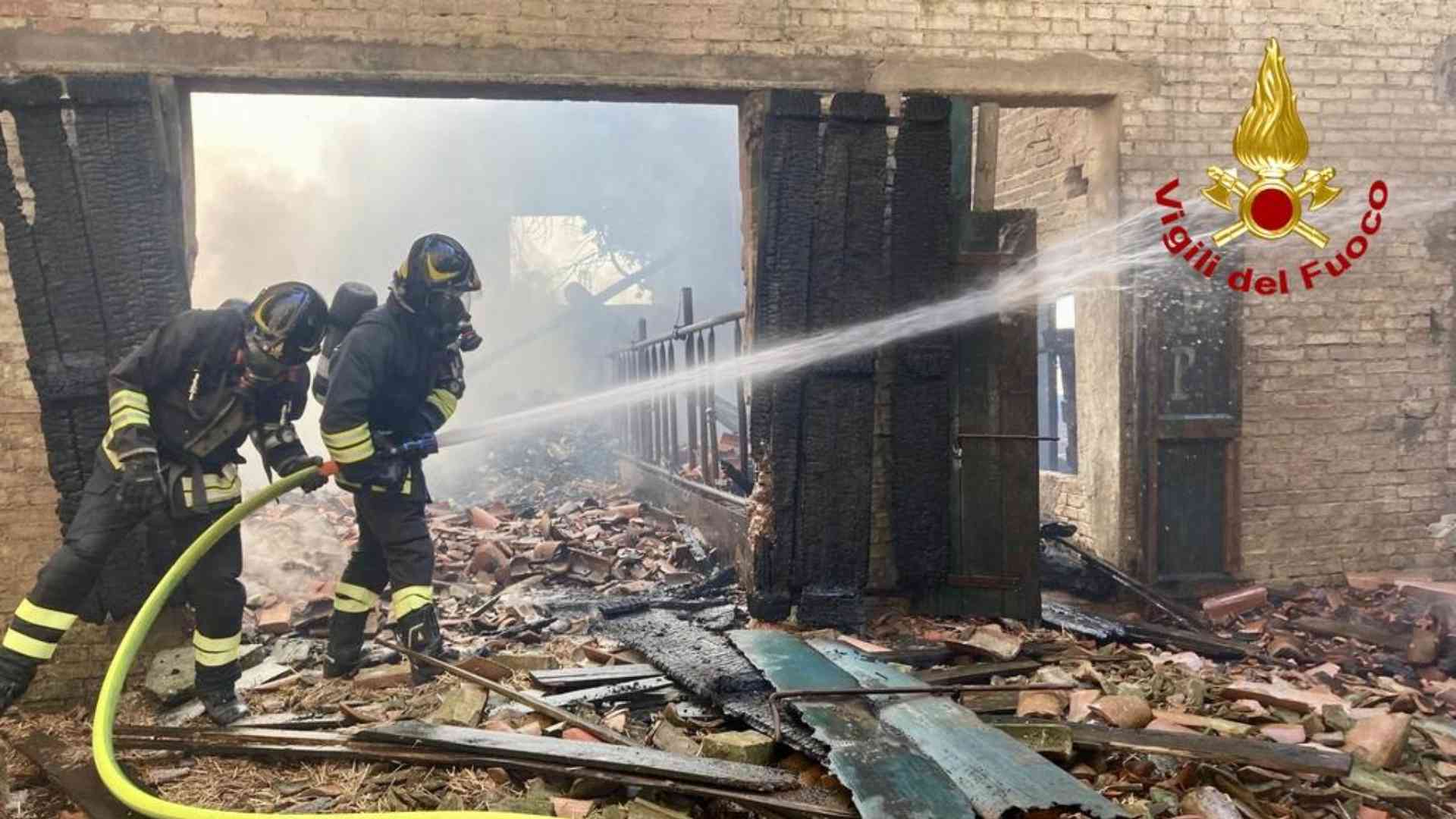 Bruciano balloni di fieno in un cascinale
