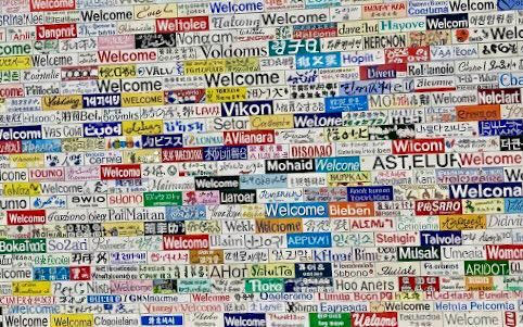 Una parete con la parola “benvenuto” in tutte le lingue secondo la A.I.