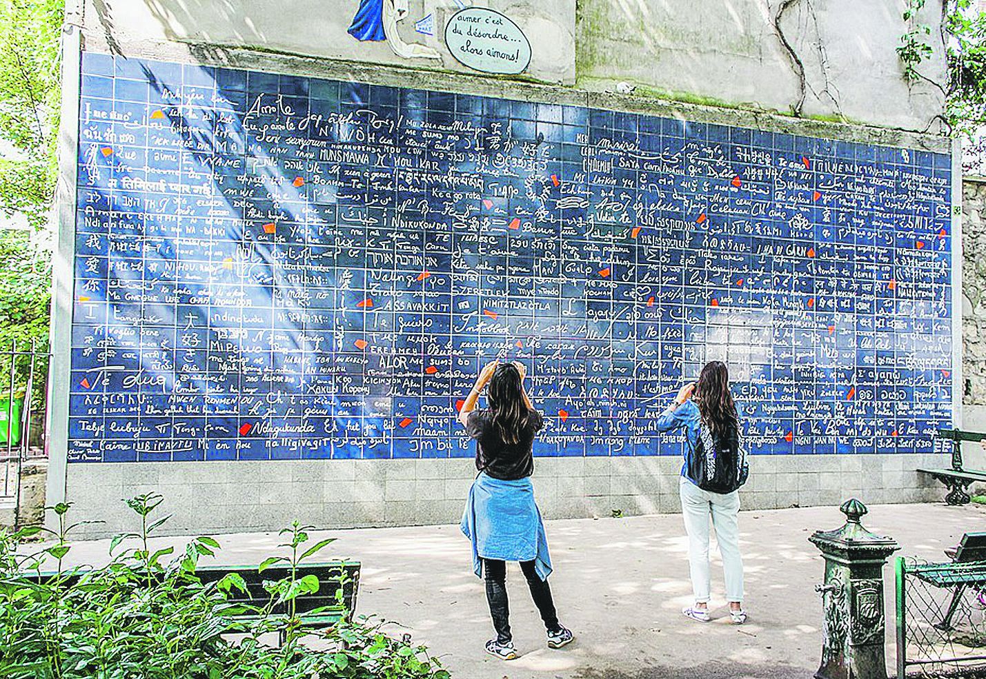 Il “Muro dei Ti Amo” a Parigi, nella zona di Montmartre