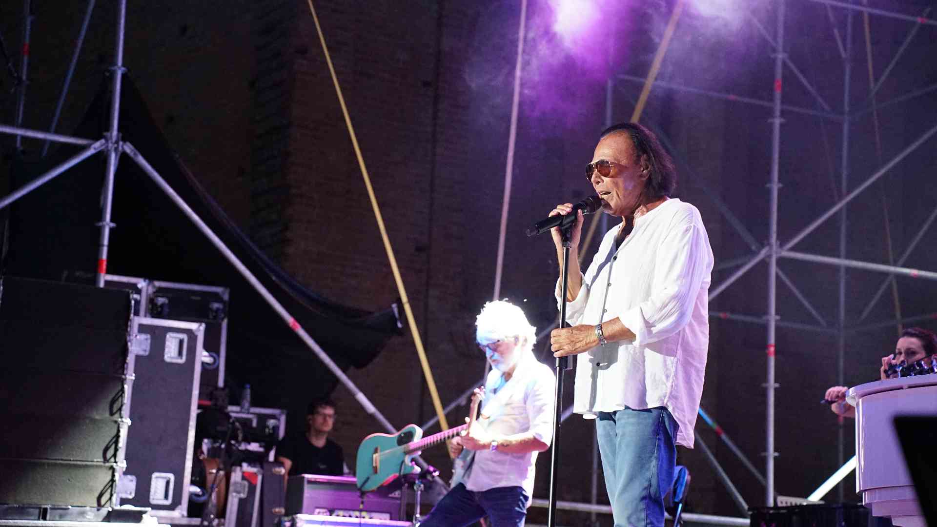 Summer Cult, Venditti scalda i cuori degli spettatori