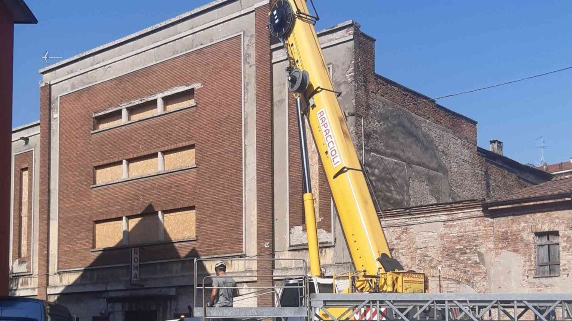 Via l’amianto dal cinema a luci rosse, maxi gru al Roma