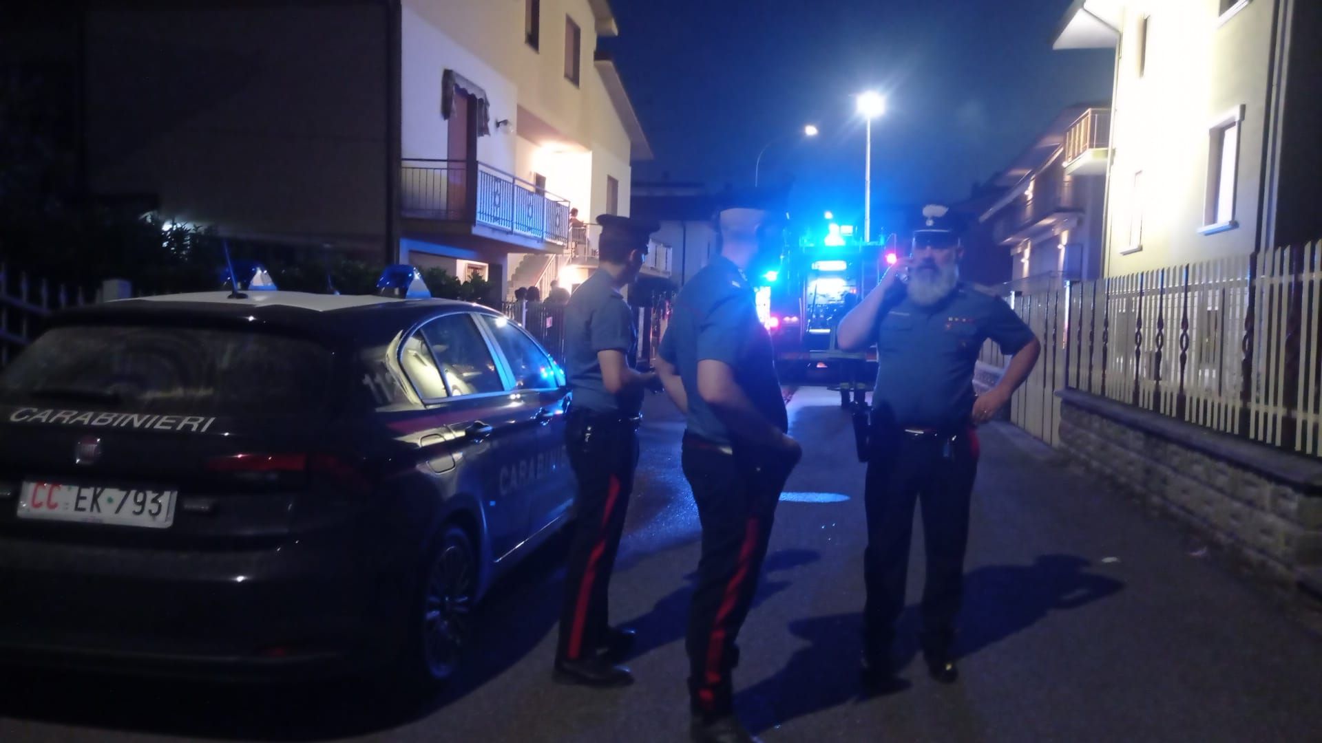 I carabinieri intervenuti dopo l'allarme dato dai vicini FOTO BERSANI