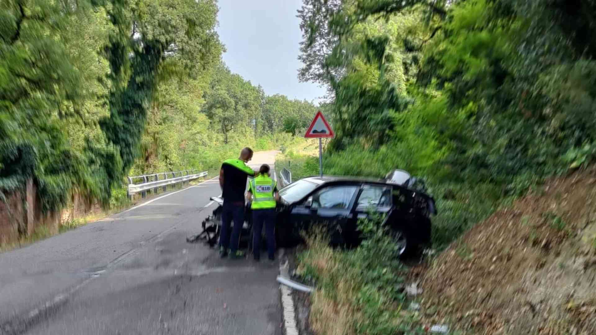 Auto fuori strada a Croara nei pressi del campo da golf