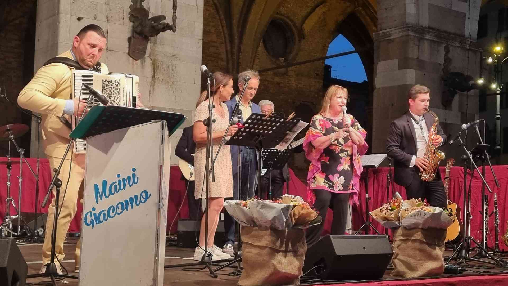 Il dialetto mette tutti d'accordo,  Piacenza fa festa in piazza Cavalli