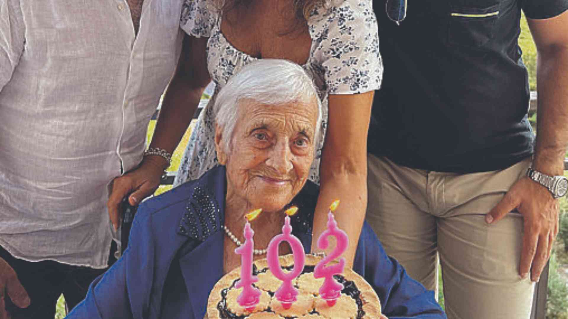 Nonna Maria, a 102 anni esce con le amiche per mangiare una pizza