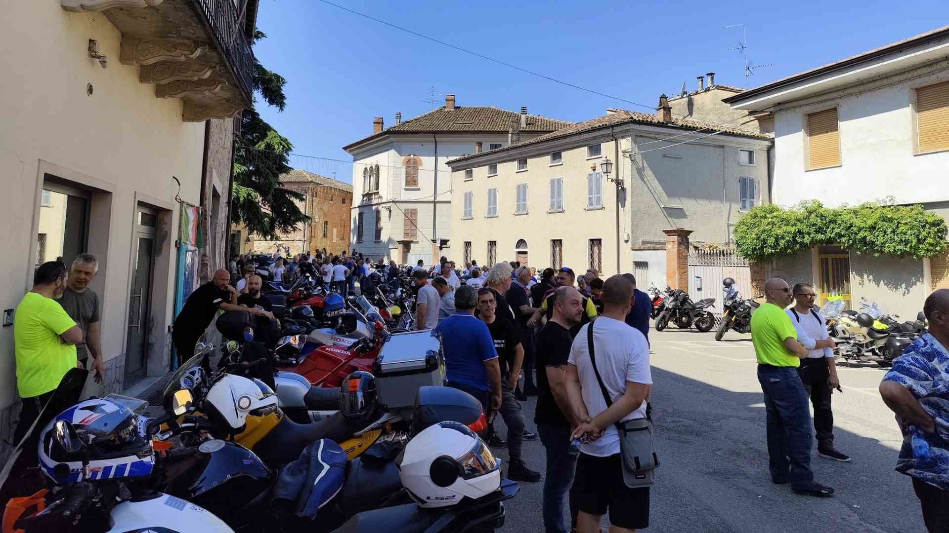 Oltre 120 motociclisti rombano alla scoperta delle valli e dei sapori piacentini