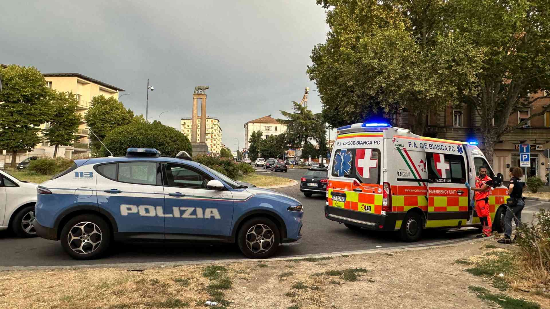 Le forze dell'ordine e i soccorritori in piazzale Roma © Libertà/Cristian Brusamonti