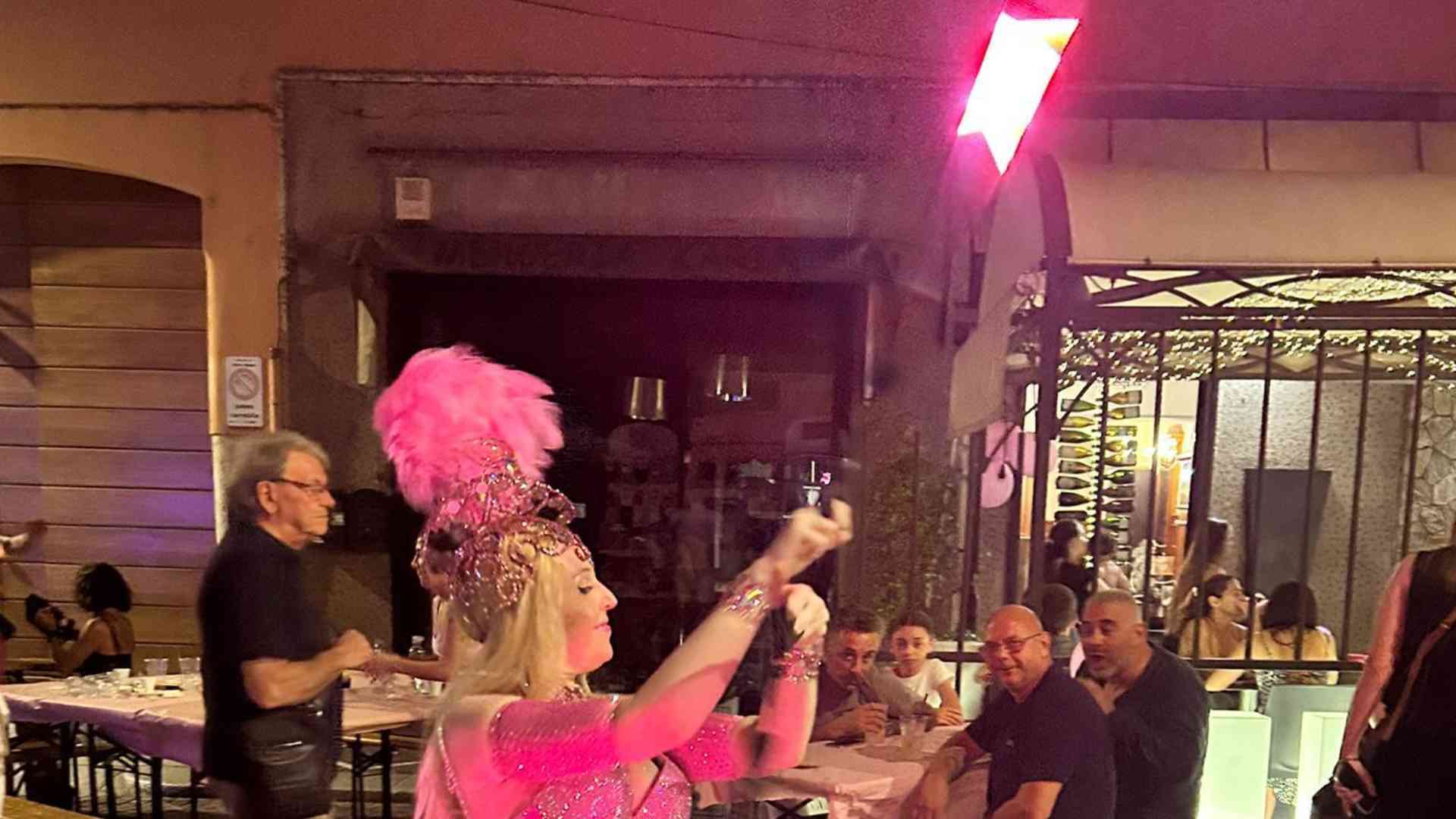 Ballerine, Vespe e trampolieri: successo per la Notte Rosa
