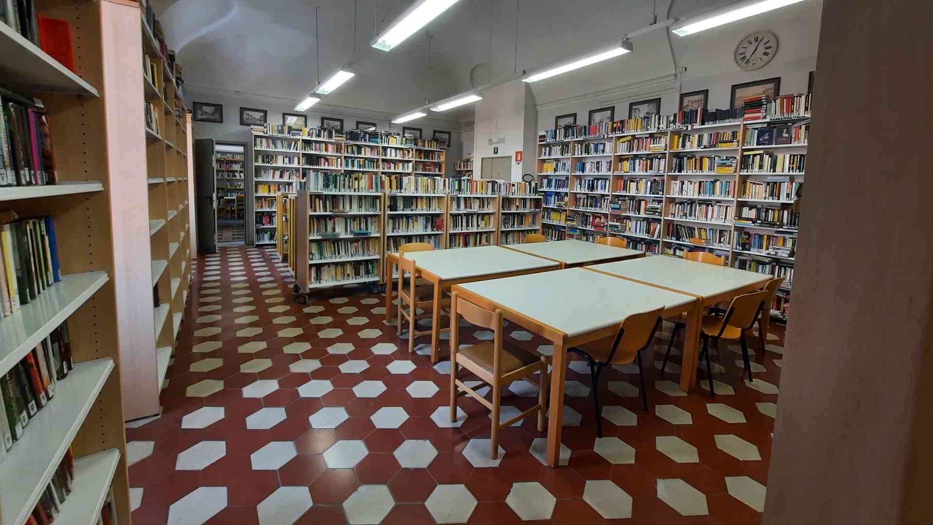 Contro il gran caldo anziani al fresco in biblioteca