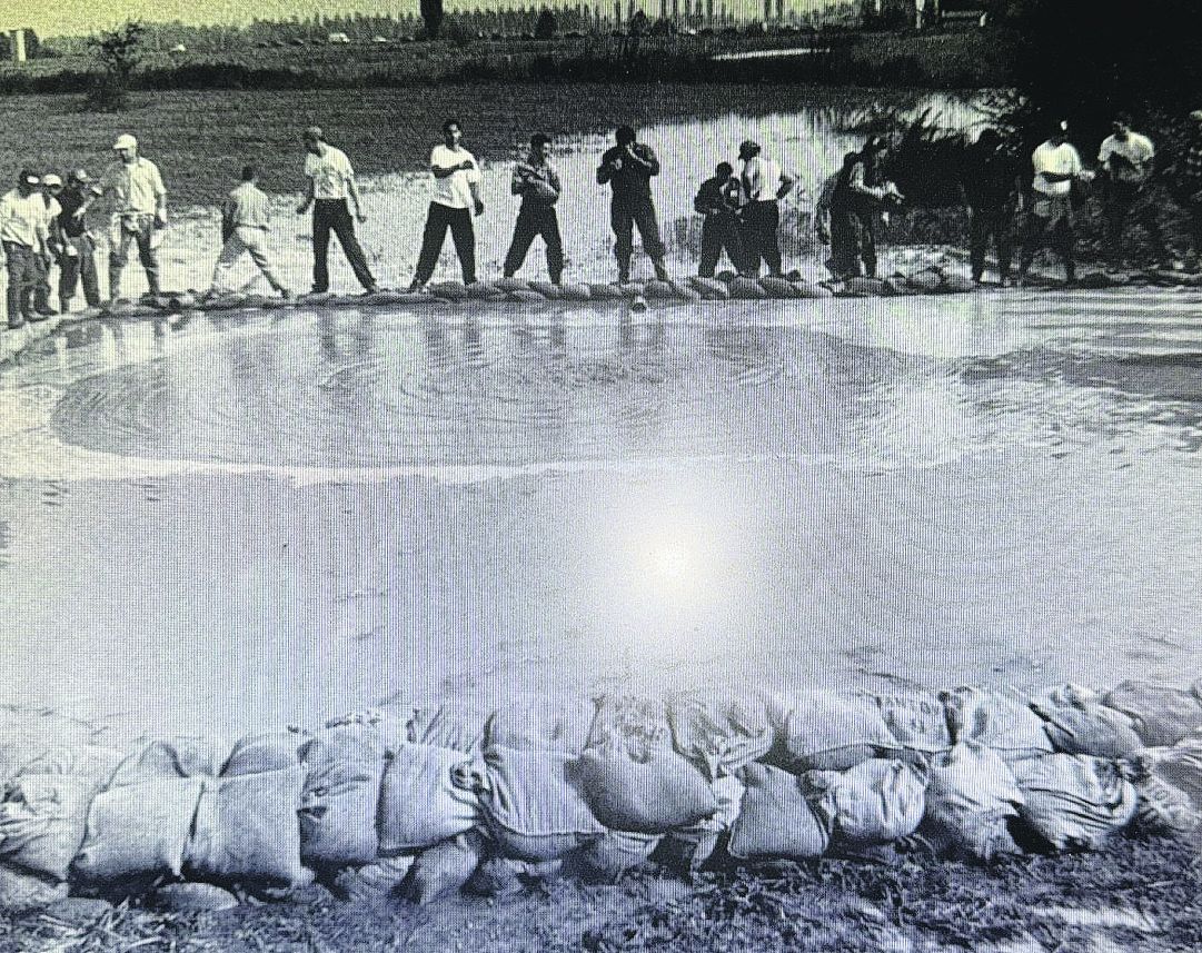 Un fontanazzo in un argine nel 1951