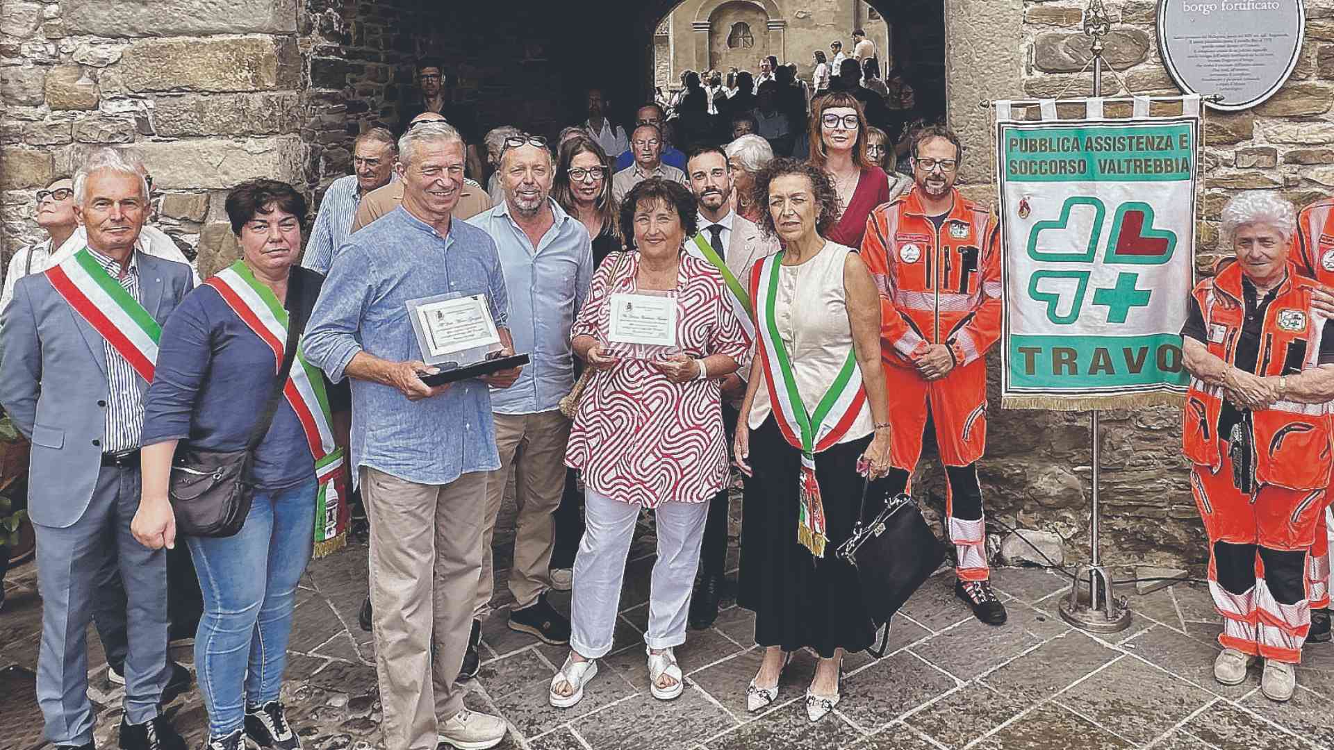 La coppia di medici saluta e va in pensione. E Travo si commuove