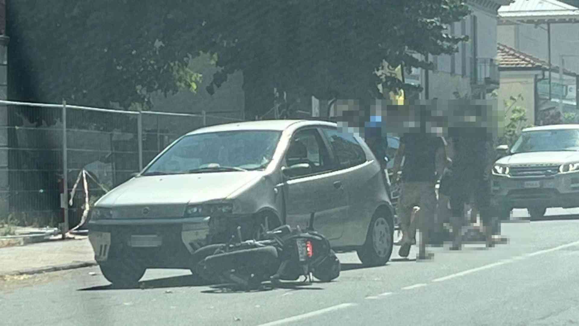Scontro auto-moto in via Veneto, ferita una 17enne