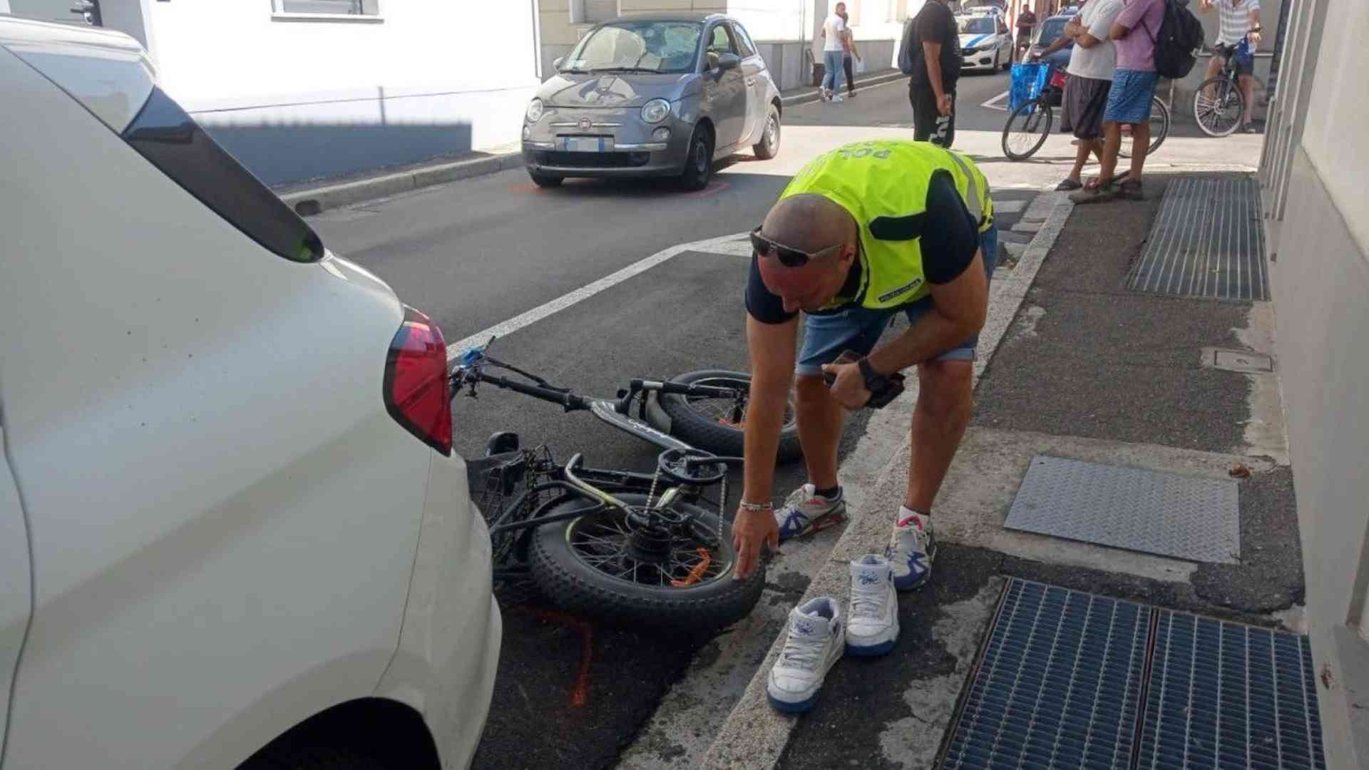 Borgonovo, ferito un ragazzo in bici dopo lo scontro con un'auto