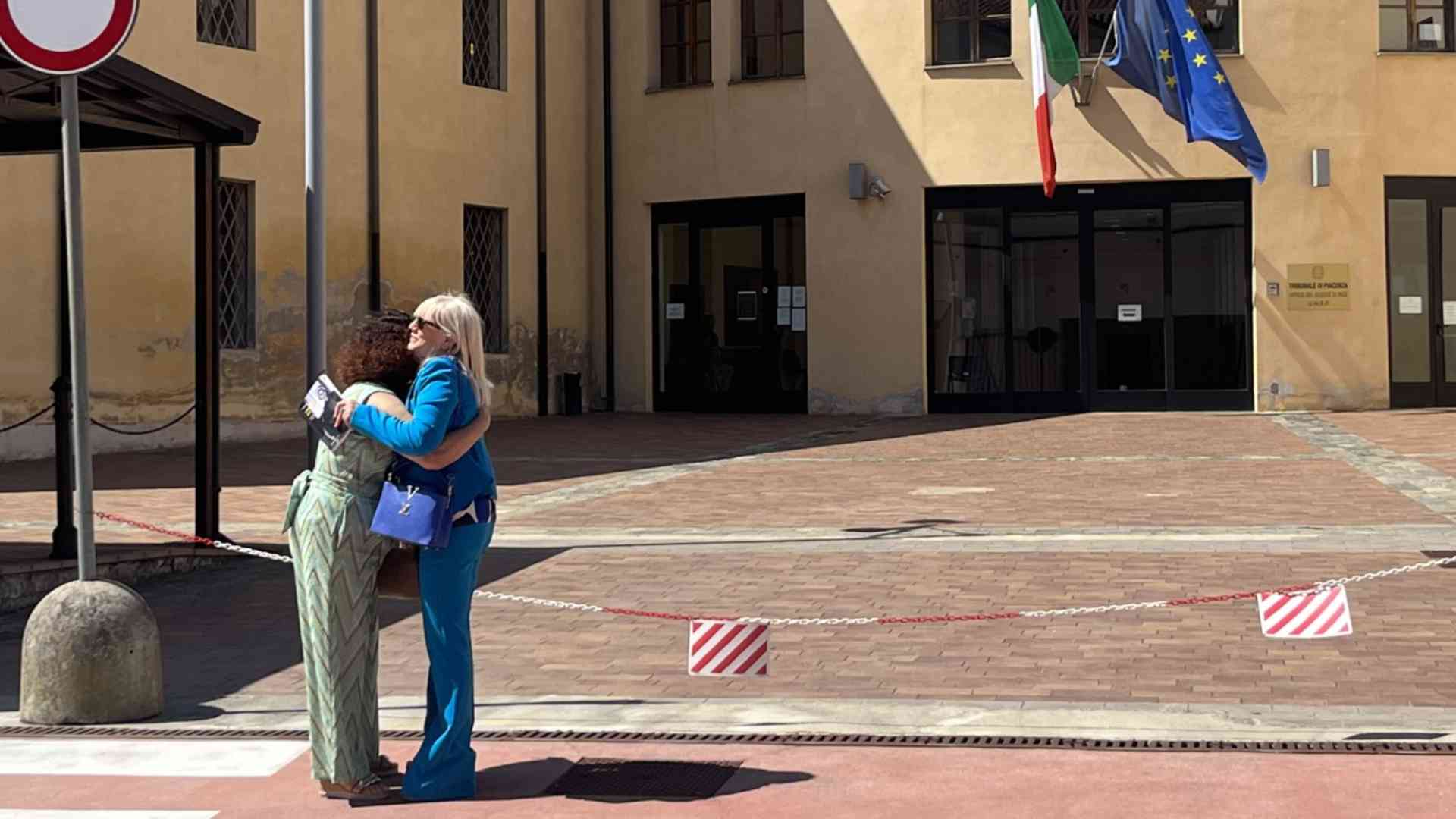 L'abbraccio tra Masina e Carla ieri davanti all'ex carcere - © Libertà/Elisa Malacalza