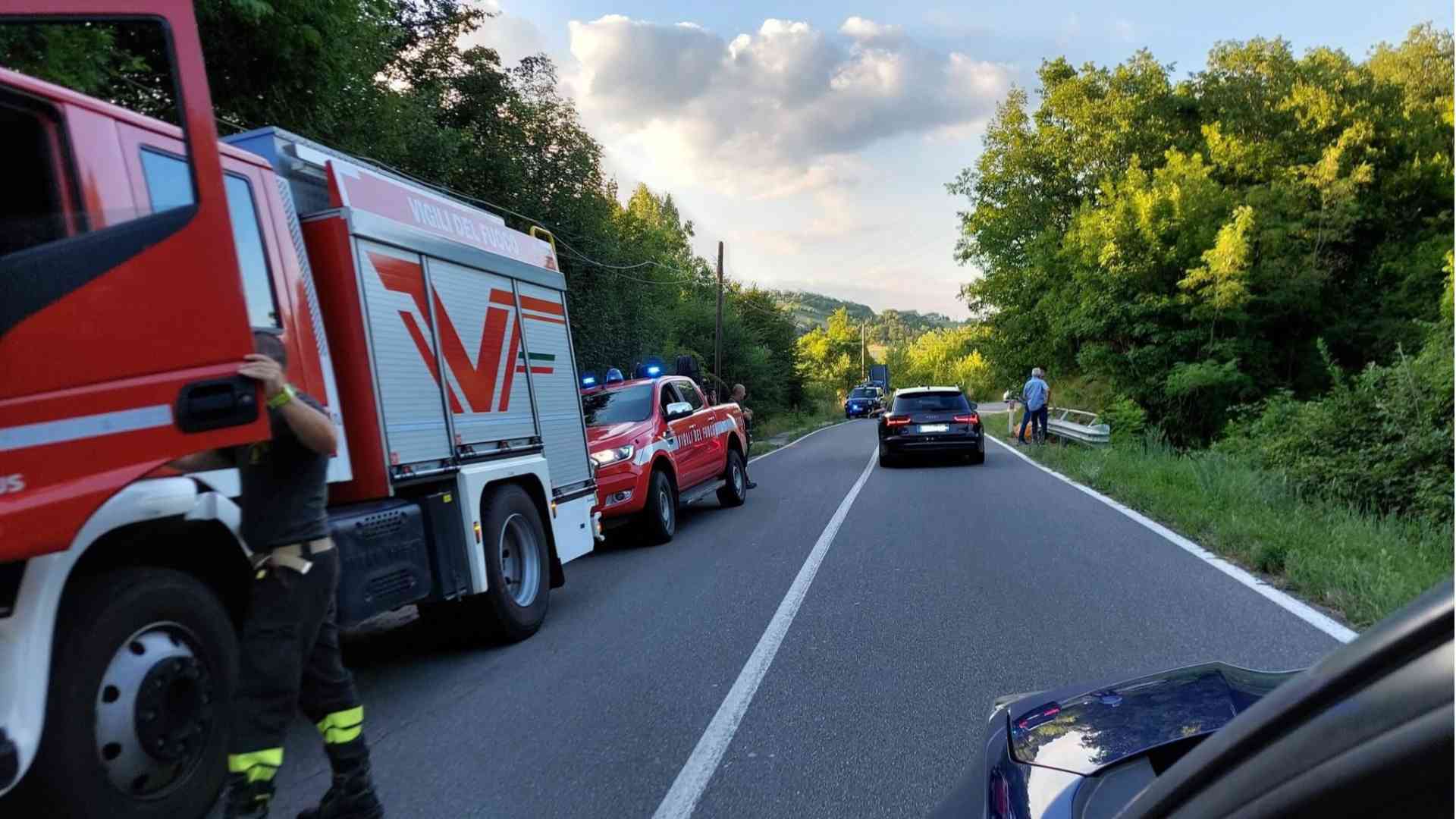 Auto precipita in fondo a una scarpata a Vernasca, ferita una donna