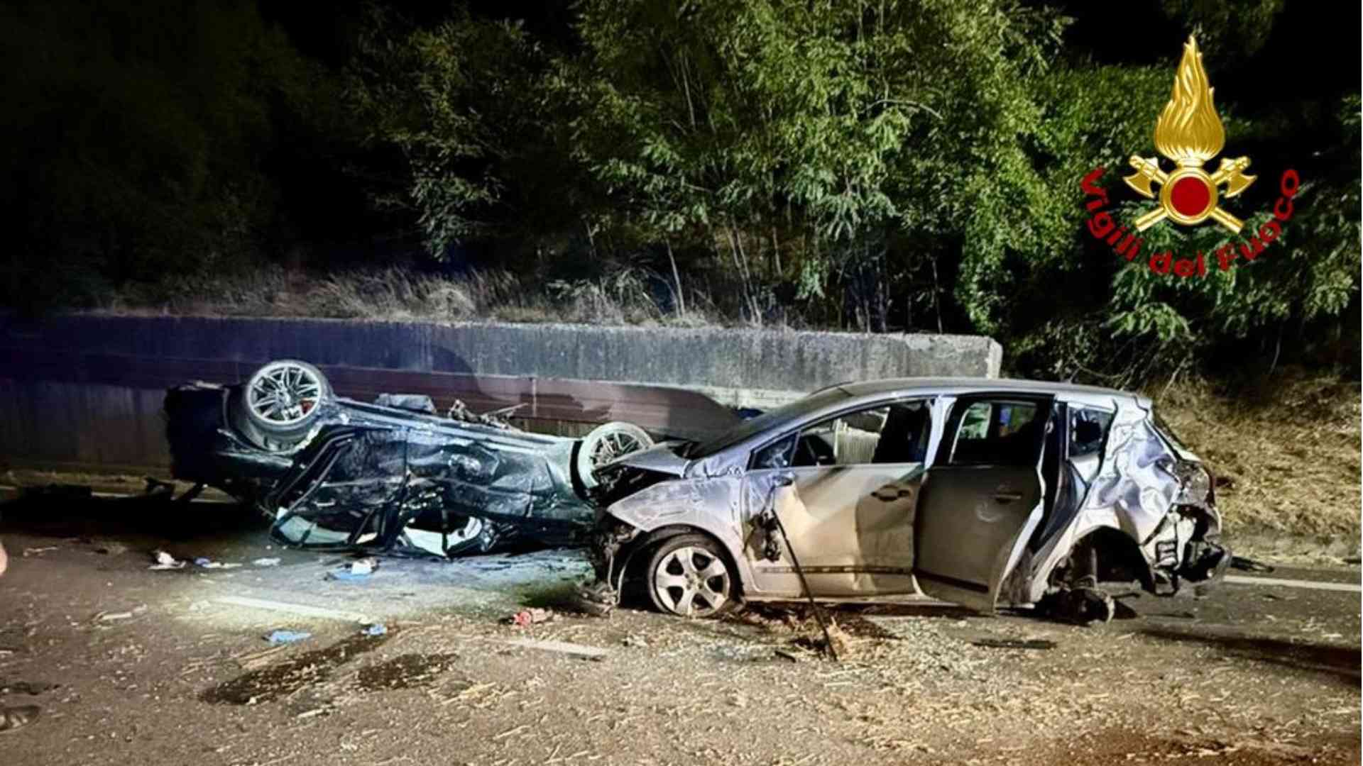 Scontro in tangenziale, due incastrati: sono gravi