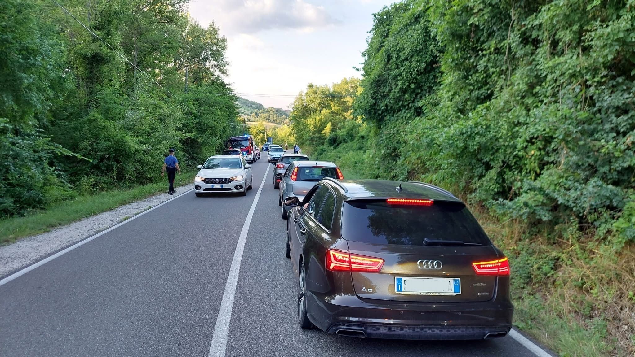 La coda che si è formata sulla Provinciale durante i soccorsi e il recupero del mezzo
