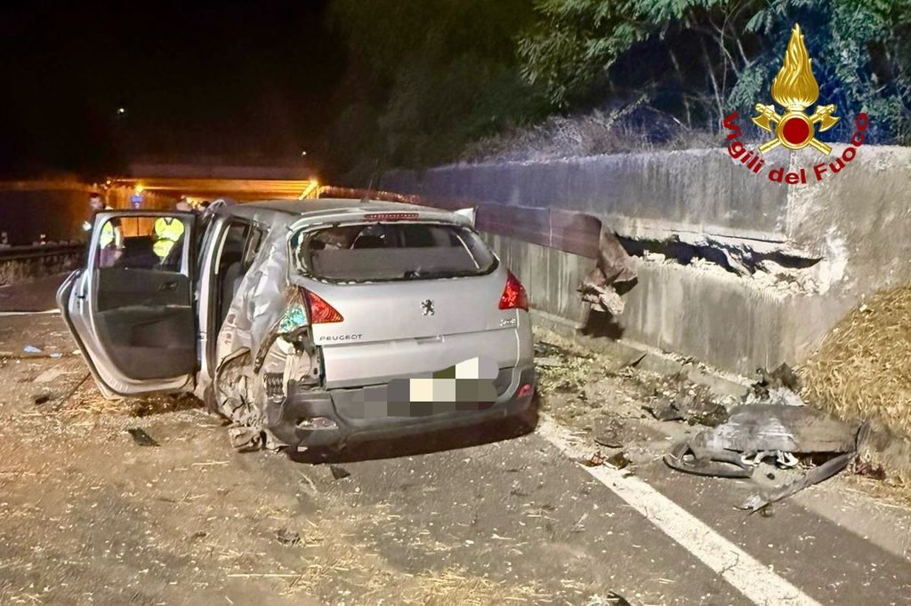 I resti della Peugeot e le tracce del pauroso scontro